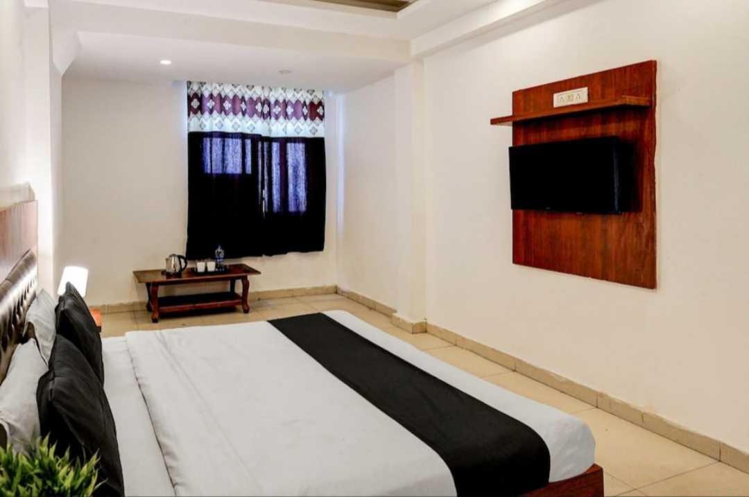 Hotel O Anshu B&B New Delhi Buitenkant foto