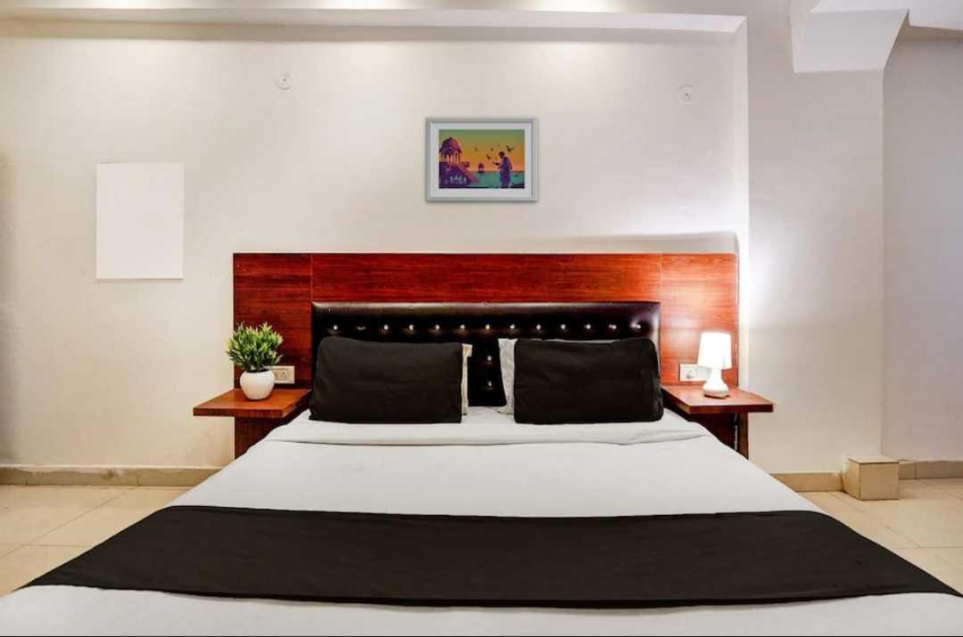 Hotel O Anshu B&B New Delhi Buitenkant foto