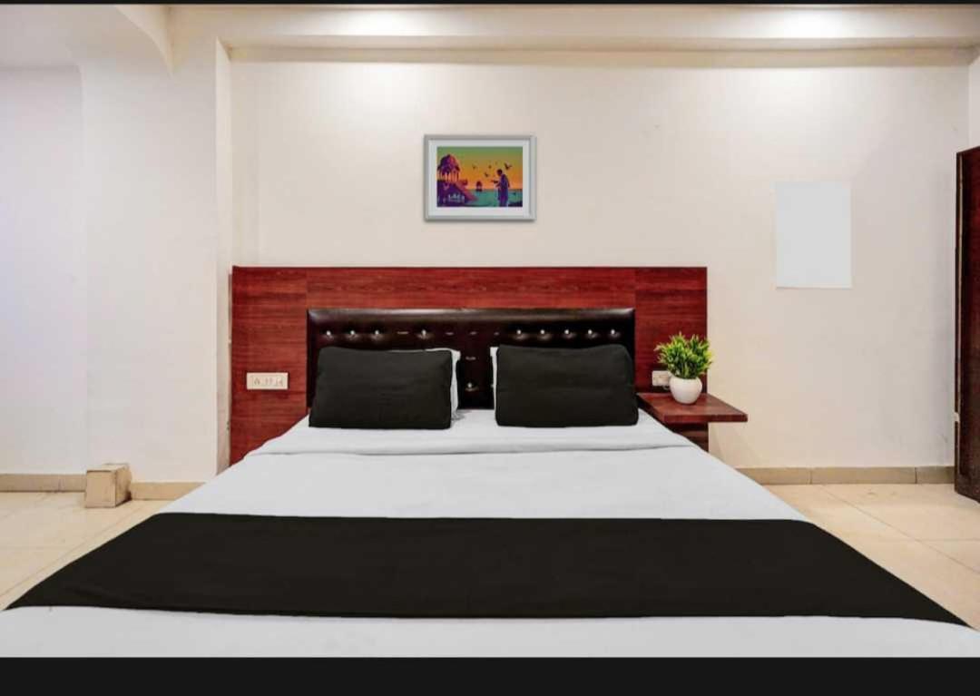 Hotel O Anshu B&B New Delhi Buitenkant foto
