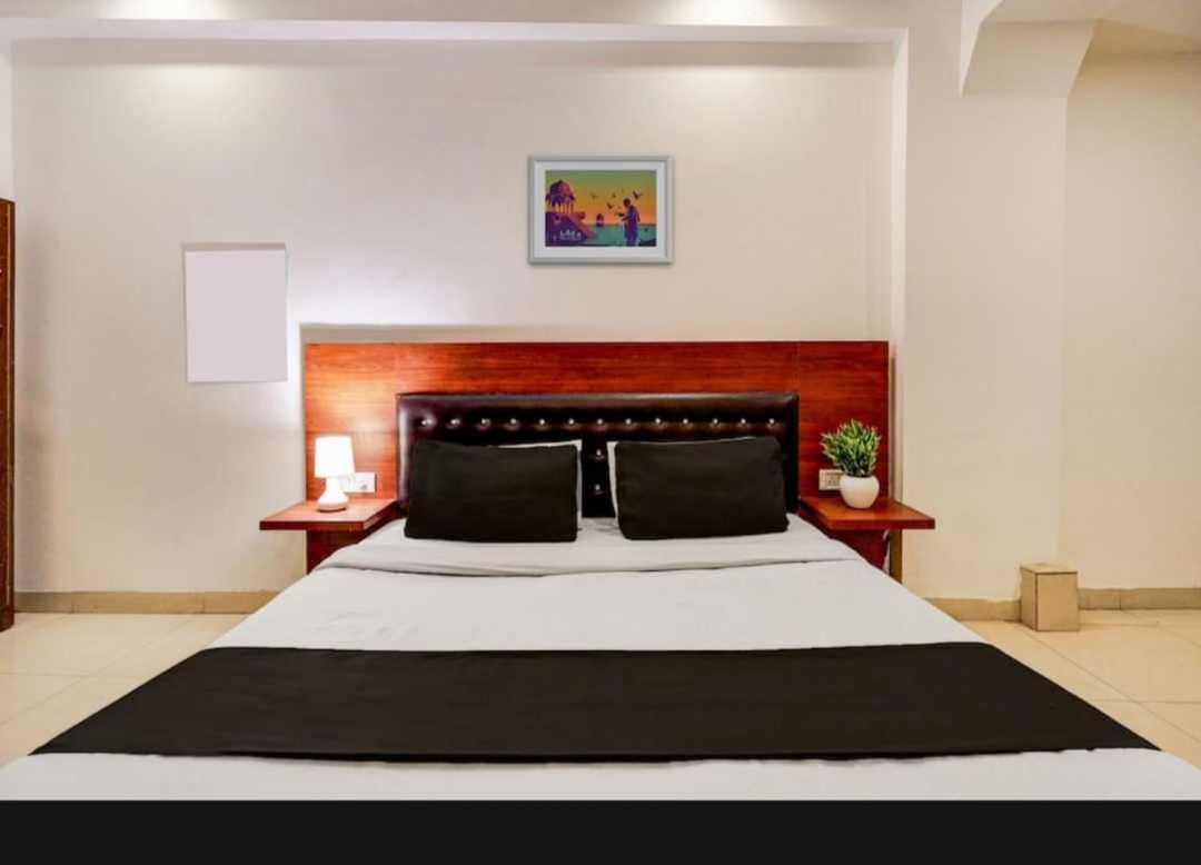 Hotel O Anshu B&B New Delhi Buitenkant foto